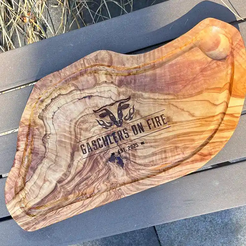 Motiv "On Fire" mit stilisiertem Rinderkopf mit Flammen und Personaliserungsoption mit Name in Großbuchstaben und Datum - Mediterranes Schneidebrett aus Olivenholz mit Saftrille mit und ohne Grifflasche oder Handgriff - Personalisiertes Männergeschenk von Jeske Design