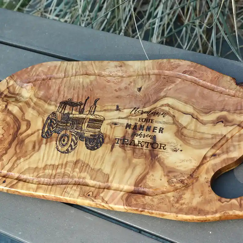 Motiv "Echte Männer fahren Traktor" mit stilisiertem Trecker und Personaliserungsoption mit den Namen - Mediterranes Tranchier- und Schneidebrett aus Olivenholz mit Saftrille mit und ohne Grifflasche oder Handgriff - Personalisiertes Geschenk für Männer von Jeske Design