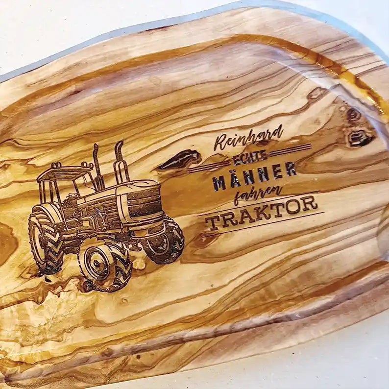 Motiv "Echte Männer fahren Traktor" mit stilisiertem Trecker und Personaliserungsoption mit den Namen - Mediterranes Tranchier- und Schneidebrett aus Olivenholz mit Saftrille mit und ohne Grifflasche oder Handgriff - Personalisiertes Geschenk für Männer von Jeske Design
