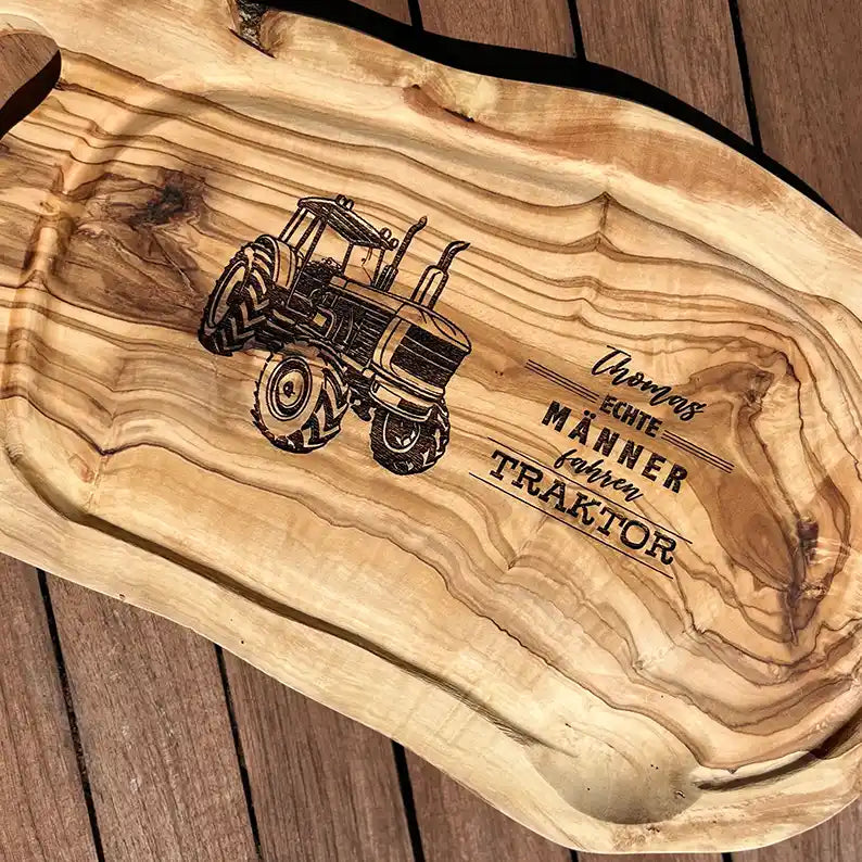 Motiv "Echte Männer fahren Traktor" mit stilisiertem Trecker und Personaliserungsoption mit den Namen - Mediterranes Tranchier- und Schneidebrett aus Olivenholz mit Saftrille mit und ohne Grifflasche oder Handgriff - Personalisiertes Geschenk für Männer von Jeske Design
