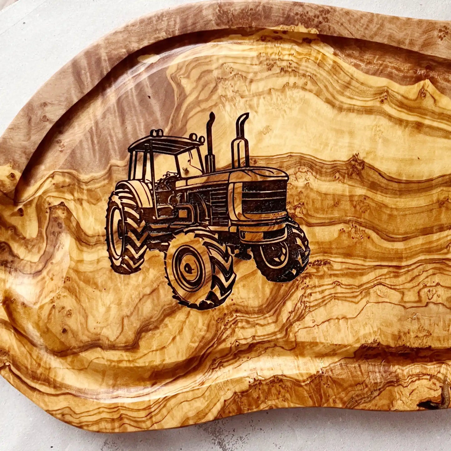 Motiv "Echte Männer fahren Traktor" mit stilisiertem Trecker und Personaliserungsoption mit den Namen - Mediterranes Tranchier- und Schneidebrett aus Olivenholz mit Saftrille mit und ohne Grifflasche oder Handgriff - Personalisiertes Geschenk für Männer von Jeske Design