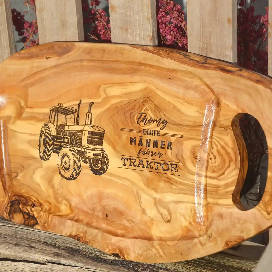 Motiv "Echte Männer fahren Traktor" mit stilisiertem Trecker und Personaliserungsoption mit den Namen - Mediterranes Tranchier- und Schneidebrett aus Olivenholz mit Saftrille mit und ohne Grifflasche oder Handgriff - Personalisiertes Geschenk für Männer von Jeske Design