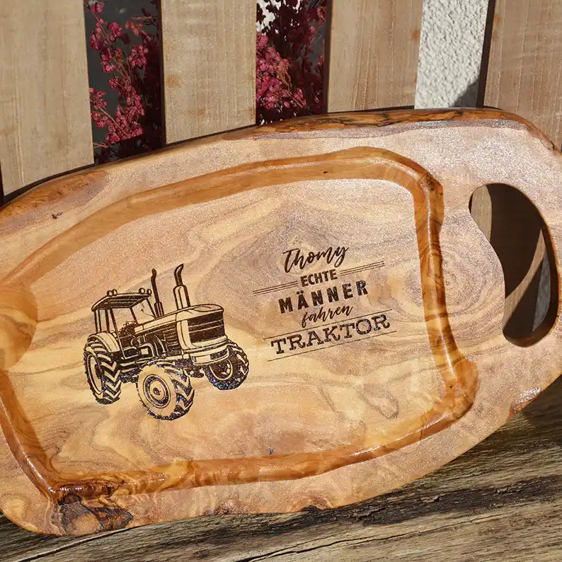 Motiv "Echte Männer fahren Traktor" mit stilisiertem Trecker und Personaliserungsoption mit den Namen - Mediterranes Tranchier- und Schneidebrett aus Olivenholz mit Saftrille mit und ohne Grifflasche oder Handgriff - Personalisiertes Geschenk für Männer von Jeske Design