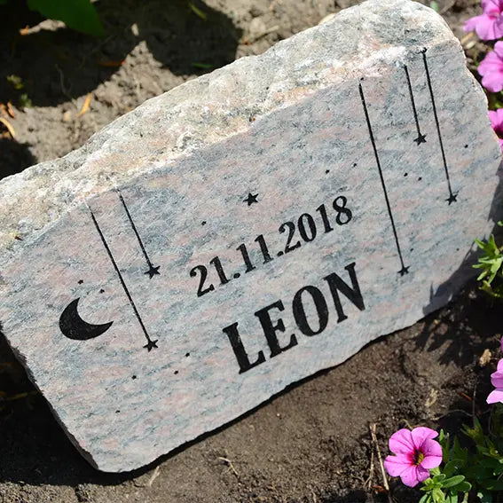 Grabstein, Gedenkstein, Liegestein aus Naturstein Granit grau oder rot, geschnitten mit verschiedenen Motiven wie Sternenhimmel