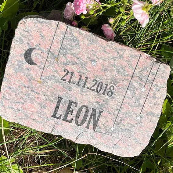 Grabstein, Gedenkstein, Liegestein aus Naturstein Granit grau oder rot, geschnitten mit verschiedenen Motiven wie Sternenhimmel