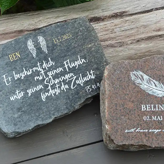 Grabstein, Gedenkstein, Liegestein aus Naturstein Granit grau oder rot, geschnitten mit verschiedenen Motiven wie Feder oder Flügel - Schriftauswahl