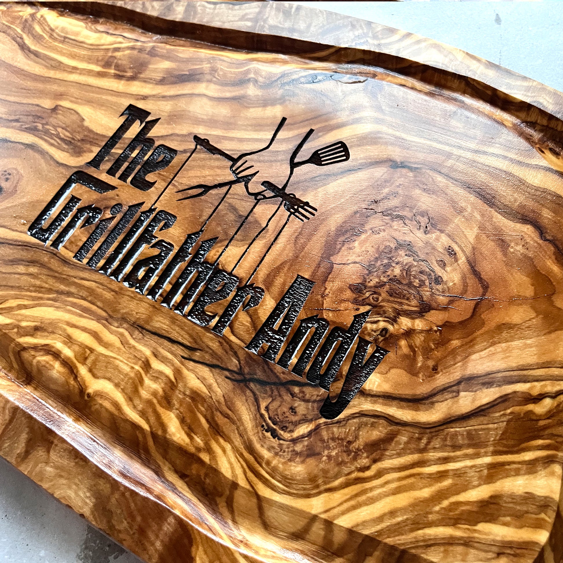THE GRILLFATHER - Personalisiertes Olivenholzbrett mit Gravur - Jeske Design