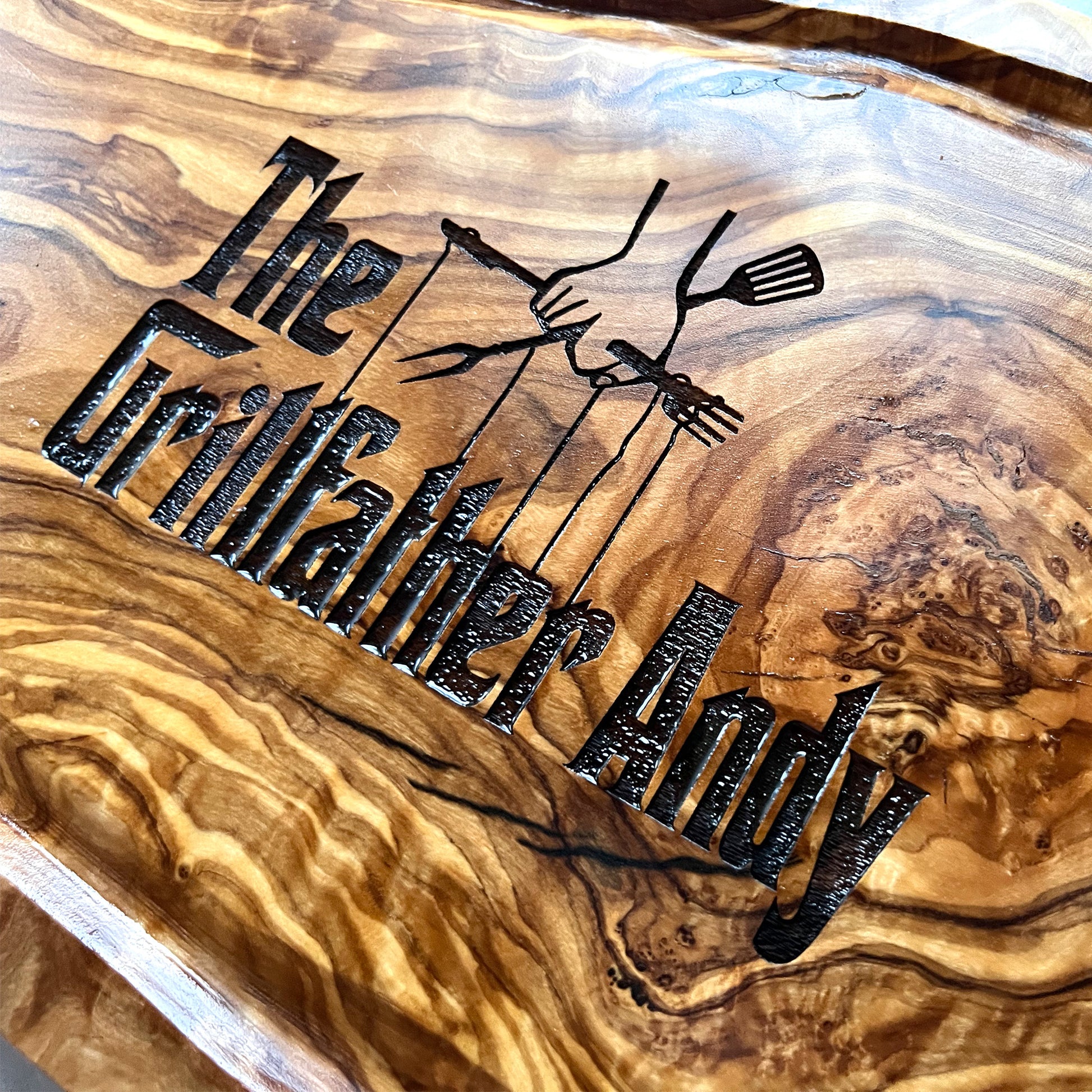 THE GRILLFATHER - Personalisiertes Olivenholzbrett mit Gravur - Jeske Design