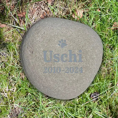 Individueller Naturstein Findling oder Kiesling als Grabstein für Hund oder Katze - Stein Nr A-3 mit verschiedenen Motiven und Schriften zur Auswahl - optional Gravur mit silbergrauer Farbe als Grabschmuck bei Jeske Design