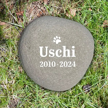 Individueller Naturstein Findling oder Kiesling als Grabstein für Hund oder Katze - Stein Nr A-3 mit verschiedenen Motiven und Schriften zur Auswahl - optional Gravur mit weißer Farbe als Grabschmuck bei Jeske Design