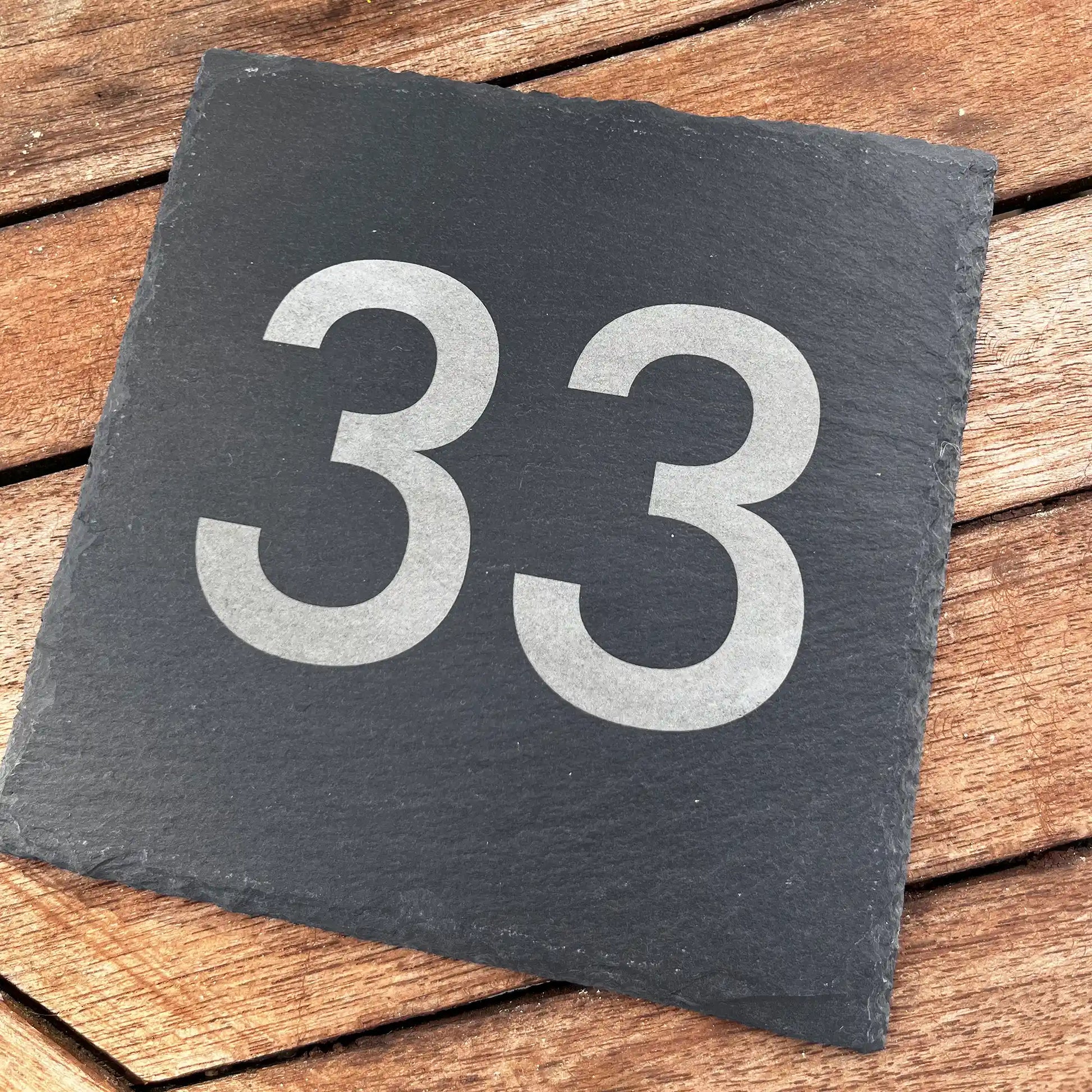 Moderne Hausnummer auf Schieferschild - moderne Ziffern - Jeske Design