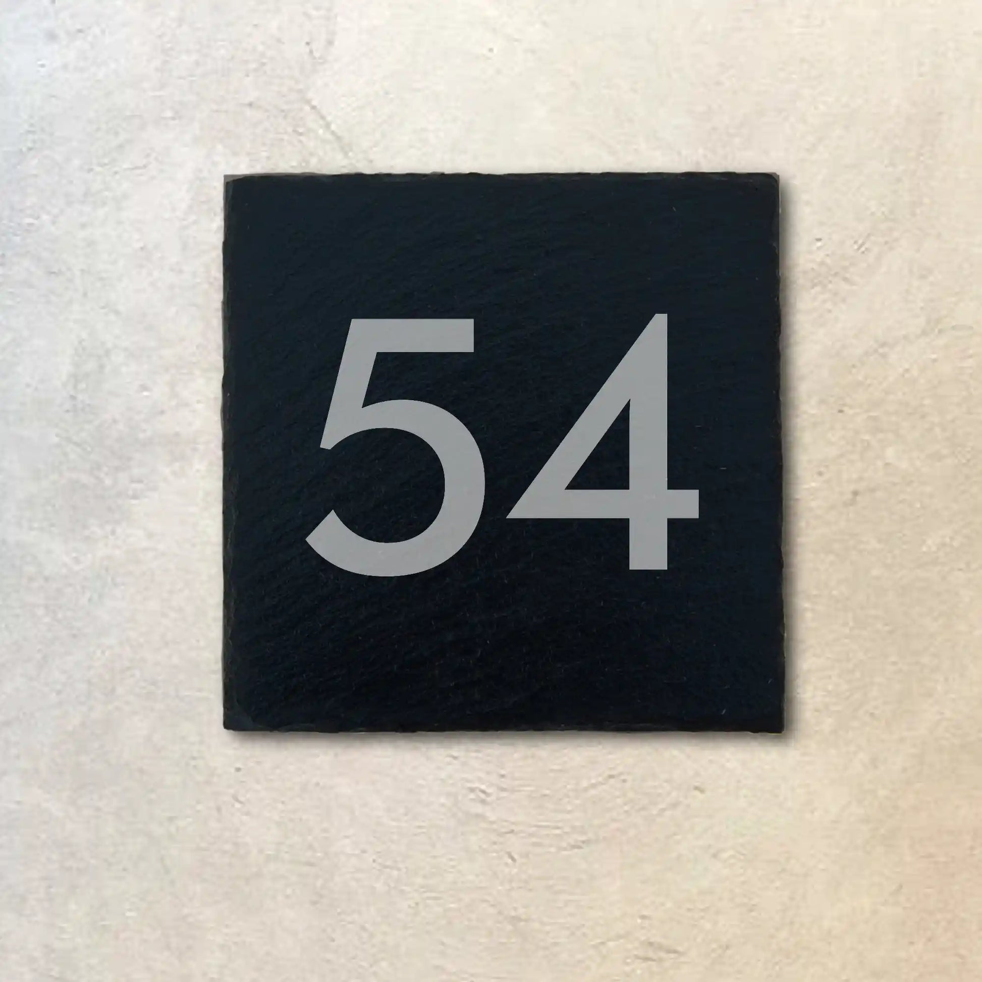 Moderne Hausnummer auf Schieferschild - moderne Ziffern - Jeske Design