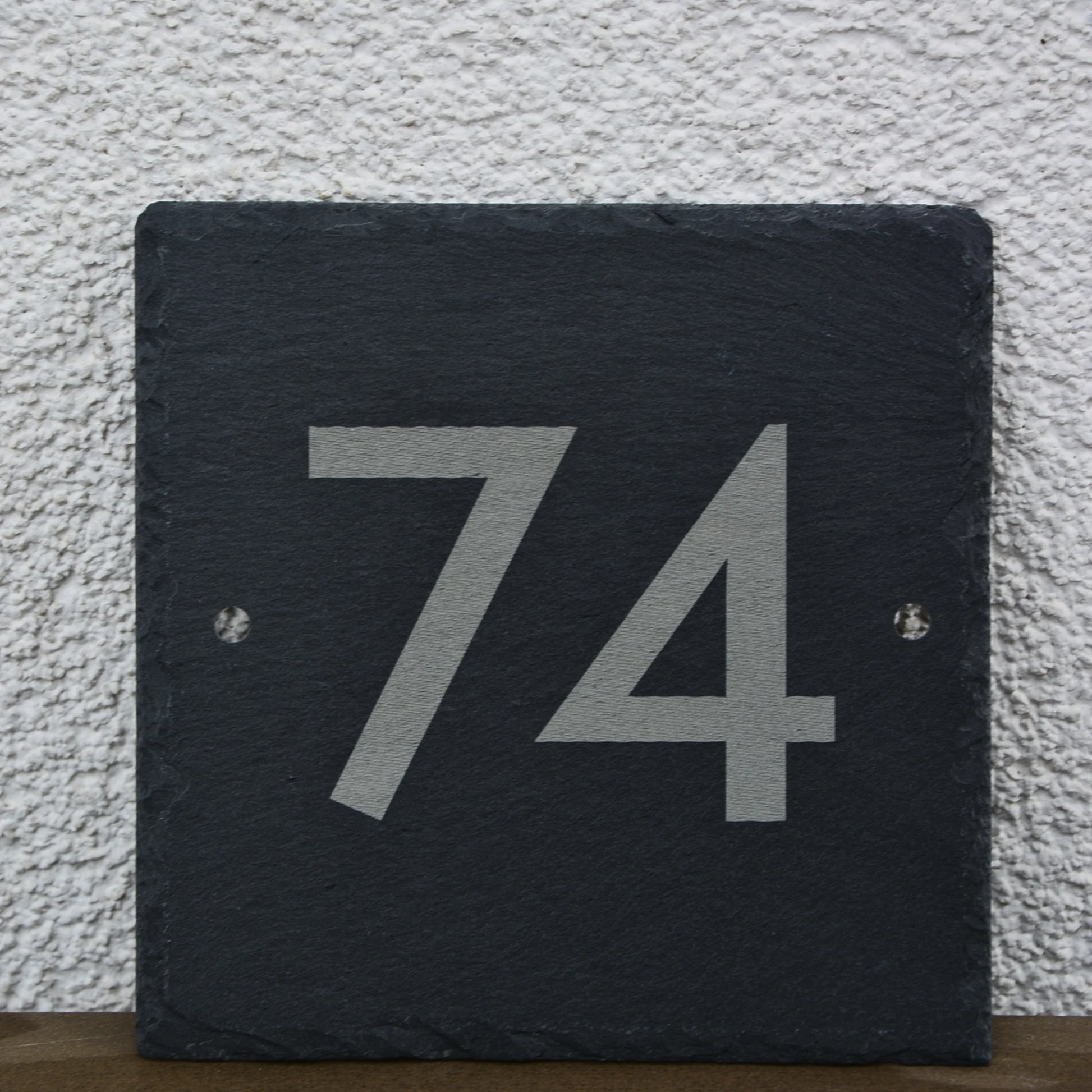 Moderne Hausnummer auf Schieferschild - moderne Ziffern - Jeske Design