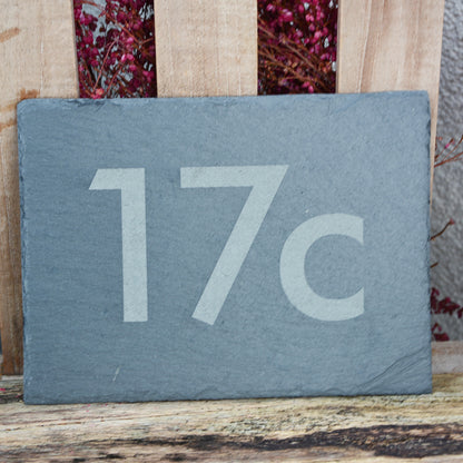 Moderne Hausnummer auf Schieferschild - moderne Ziffern - Jeske Design