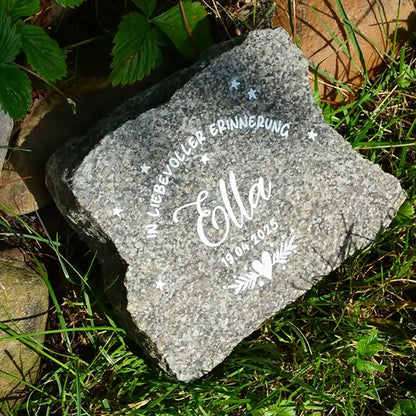 Grabstein, Gedenkstein, Liegestein aus geschnittener Natursteinblock Granit grau oder rot mit Schriftauswahl und Gravurfarbe weiß von Jeske Design