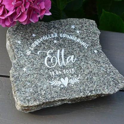 Grabstein, Gedenkstein, Liegestein aus geschnittener Natursteinblock Granit grau oder rot mit Schriftauswahl und Gravurfarbe weiß von Jeske Design