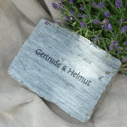 Grabstein, Gedenkstein, Liegestein aus Naturstein Granit grau oder rot, geschnitten mit verschiedenen Schriften zur Auswahl