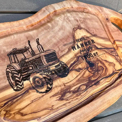 Motiv "Echte Männer fahren Traktor" mit stilisiertem Trecker und  Personaliserungsoption mit den Namen - Mediterranes Tranchier- und Schneidebrett aus Olivenholz mit Saftrille mit und ohne Grifflasche oder Handgriff - Personalisiertes Geschenk für Männer von Jeske Design