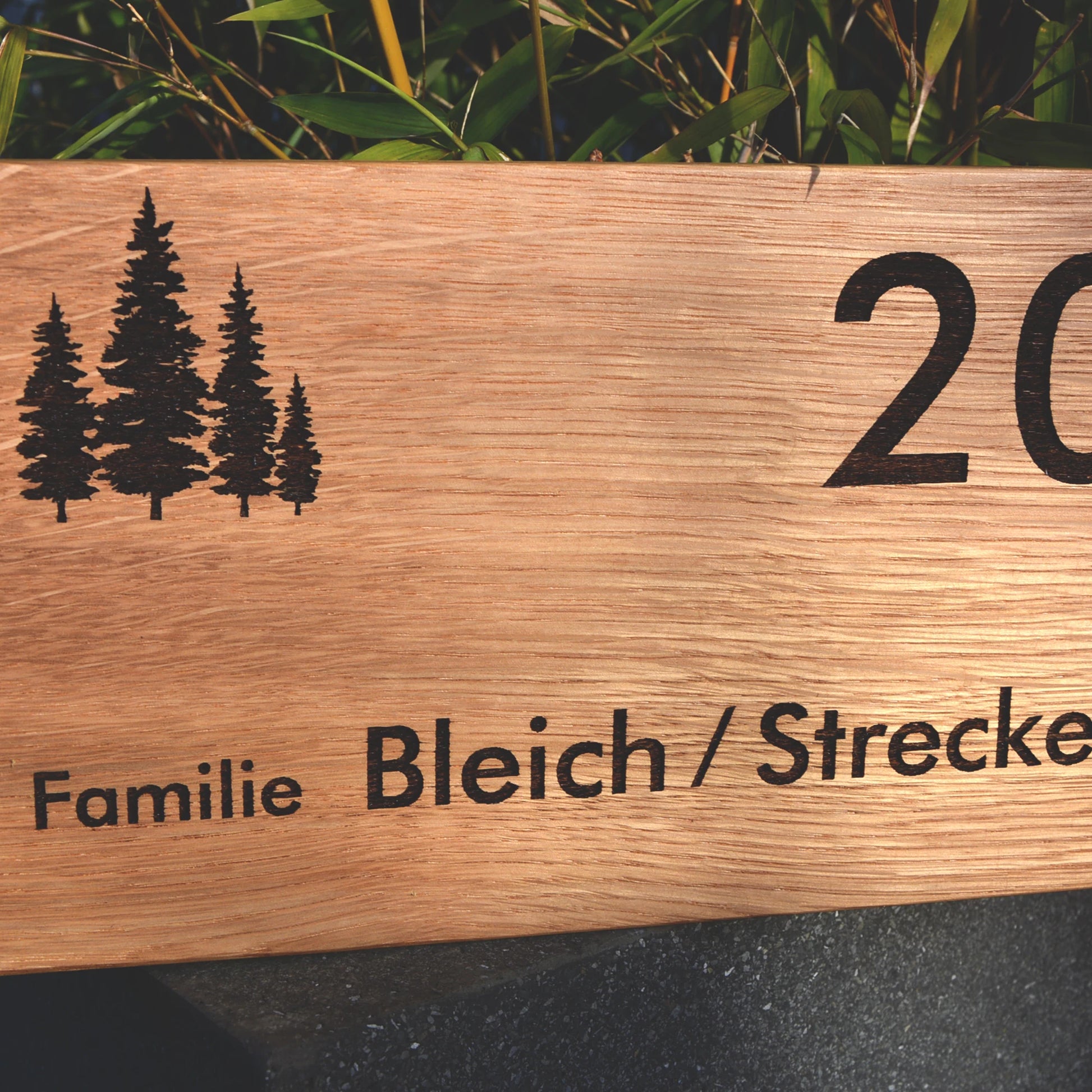 Modernes Namensschild mit Hausnummer aus Eiche oder Walnussholz - Motiv HAUSNUMMER - Jeske Design