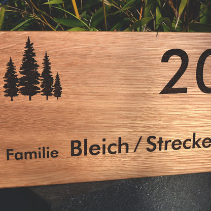 Modernes Namensschild mit Hausnummer aus Eiche oder Walnussholz - Motiv HAUSNUMMER - Jeske Design