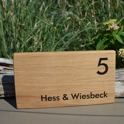 Modernes Namensschild mit Hausnummer aus Eiche oder Walnussholz - Motiv HAUSNUMMER - Jeske Design