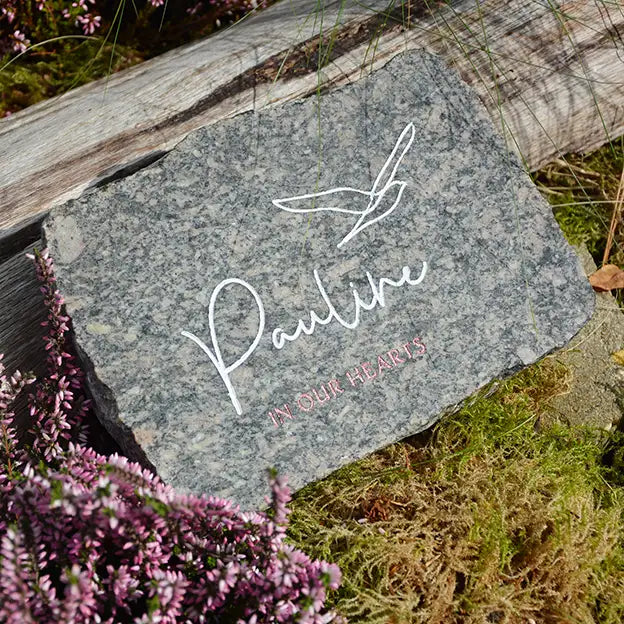 Glatter Gedenkstein aus Granit mit Gravurmotiv MÖWE & Namen