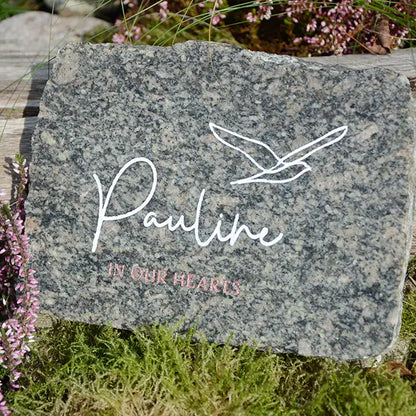 Glatter Gedenkstein aus Granit mit Gravurmotiv MÖWE & Namen