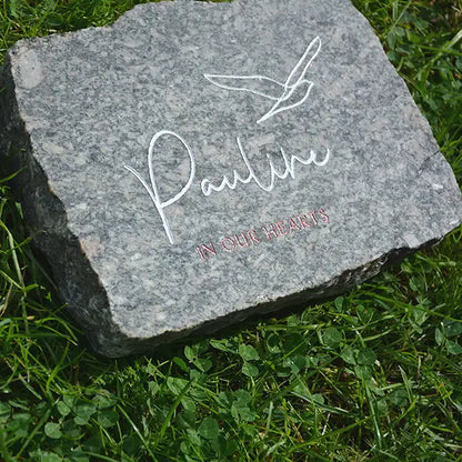 Glatter Gedenkstein aus Granit mit Gravurmotiv MÖWE & Namen