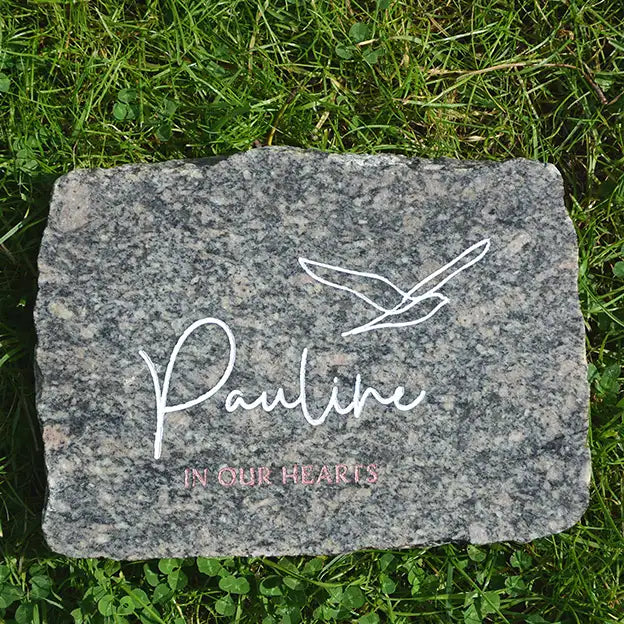 Glatter Gedenkstein aus Granit mit Gravurmotiv MÖWE & Namen