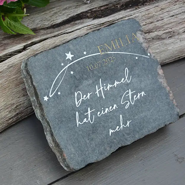 Grabstein, Gedenkstein, Liegestein aus geschnittener Natursteinblock Granit grau oder rot mit Name, Datum und Sternen, Abschiedsworte in Handschrift und Gravurfarbe weiß von Jeske Design - Motiv NSB-17
