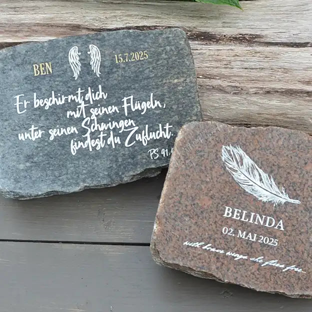 Grabstein, Gedenkstein, Liegestein aus Naturstein Granit grau oder rot, geschnitten mit verschiedenen Motiven wie Engelsflügel und Federzeichnung - Schriftauswahl