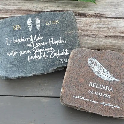 Grabstein, Gedenkstein, Liegestein aus Naturstein Granit grau oder rot, geschnitten mit verschiedenen Motiven wie Engelsflügel und Federzeichnung - Schriftauswahl
