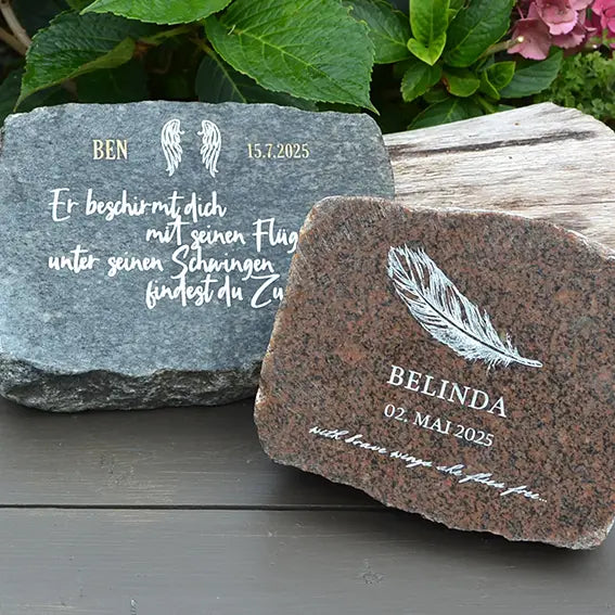 Grabstein, Gedenkstein, Liegestein aus Naturstein Granit grau oder rot, geschnitten mit verschiedenen Motiven wie Feder oder Flügel mit Schriftauswahl