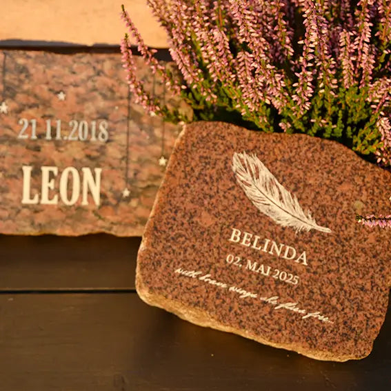 Grabstein, Gedenkstein, Liegestein aus Naturstein Granit grau oder rot, geschnitten mit verschiedenen Motiven wie Feder oder Flügel mit Schriftauswahl