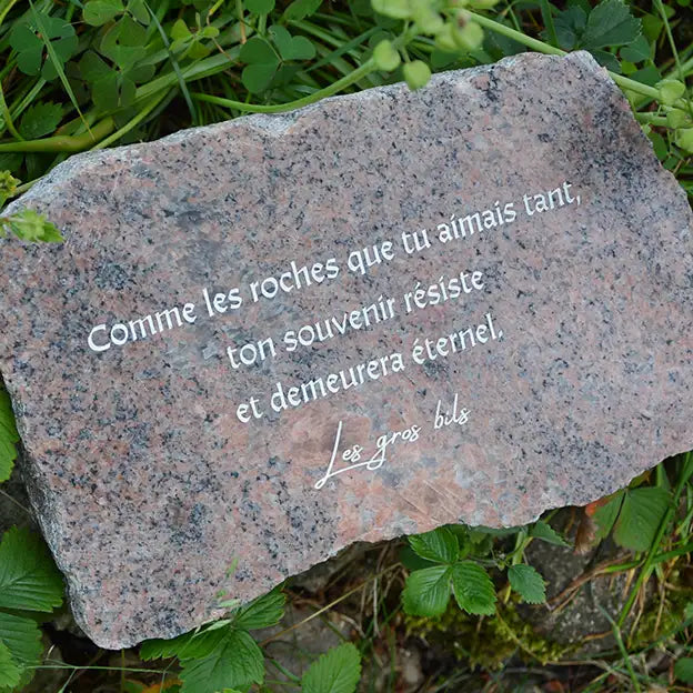 Grabstein, Gedenkstein, Liegestein aus Naturstein Granit grau oder rot, geschnitten mit verschiedenen Schriften zur Auswahl