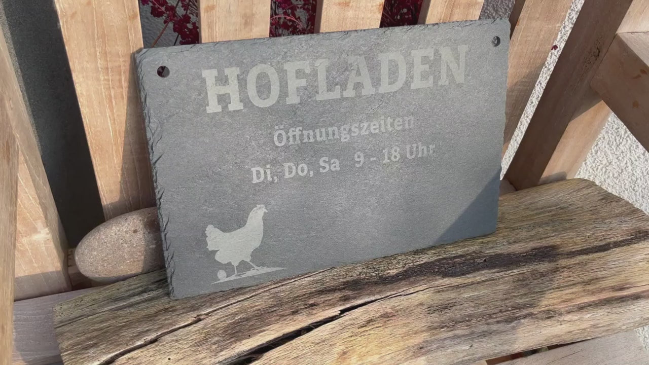 Schieferschild 30 x 20 cm oder 40 x 30 cm mit dem Motiv stilisiertes Hund und Schriftzug z.B. Hofladen oder Eierverkauf mit Öffnungszeiten als Hofladenschild oder Öffnungszeitenschild für den landwirtschaftlichen Verkauf. Dekoratives Schild indviduell anpassbar.