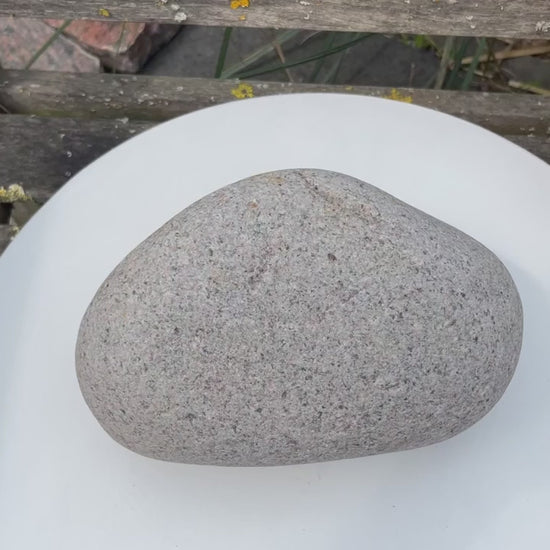 Naturstein als Grabstein für Hund oder Katze - mit Schriftwahl und Wunschmotiv - optional mit Gravur in Farbe für den besseren Kontrast - verschiedene Größen - Hier Stein Nummer D-1