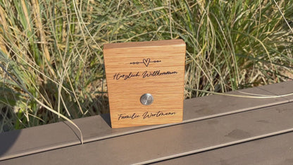 Klingelschild aus edler Eiche mit Edelstahl Taster unbeleuchtet oder mit weißem LED-Licht oder schwarzen Aluminium-Taster in der Größe 12 x 14 cm oder 14 x 25 cm. Verspieltes Motiv mit einem Herz und vier Kreisen auf einer Linie mit Herzlich Willkommen und Deinem Nachnamen - optional mit Vornamen oder “Familie” - wird per Laser in das Holz graviert. Schriftart: Geschwungene Handschrift. Hier mit Edelstahltaster matt.