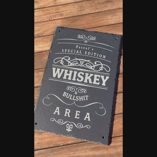 Dekoratives Schild aus Schiefer mit dem Text "Special Edition Whiskey Bullshit Area", welches personalisiert werden kann in der Größe 20 x 30 cm oder 30 x 30 cm im Hochformat. Hier mit 4 Loch in den Ecken für die Befestigung als Beispiel