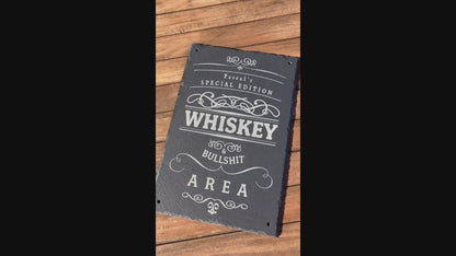 Dekoratives Schild aus Schiefer mit dem Text "Special Edition Whiskey Bullshit Area", welches personalisiert werden kann in der Größe 20 x 30 cm oder 30 x 30 cm im Hochformat. Hier mit 4 Loch in den Ecken für die Befestigung als Beispiel