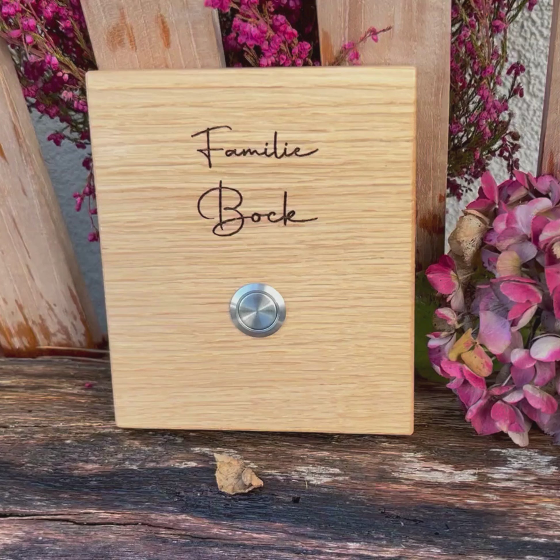 Klingelschild Motiv Lämmerschmidt aus edler Eiche mit Edelstahl Taster unbeleuchtet oder mit weißem LED-Licht oder schwarz-Aluminium-Taster in der Größe 12 x 14 cm oder 14 x 25 cm. Name wird per Laser in das Holz graviert. Schöne Handschrift in Schreibschrift. Hier ein Beispiel in 3D