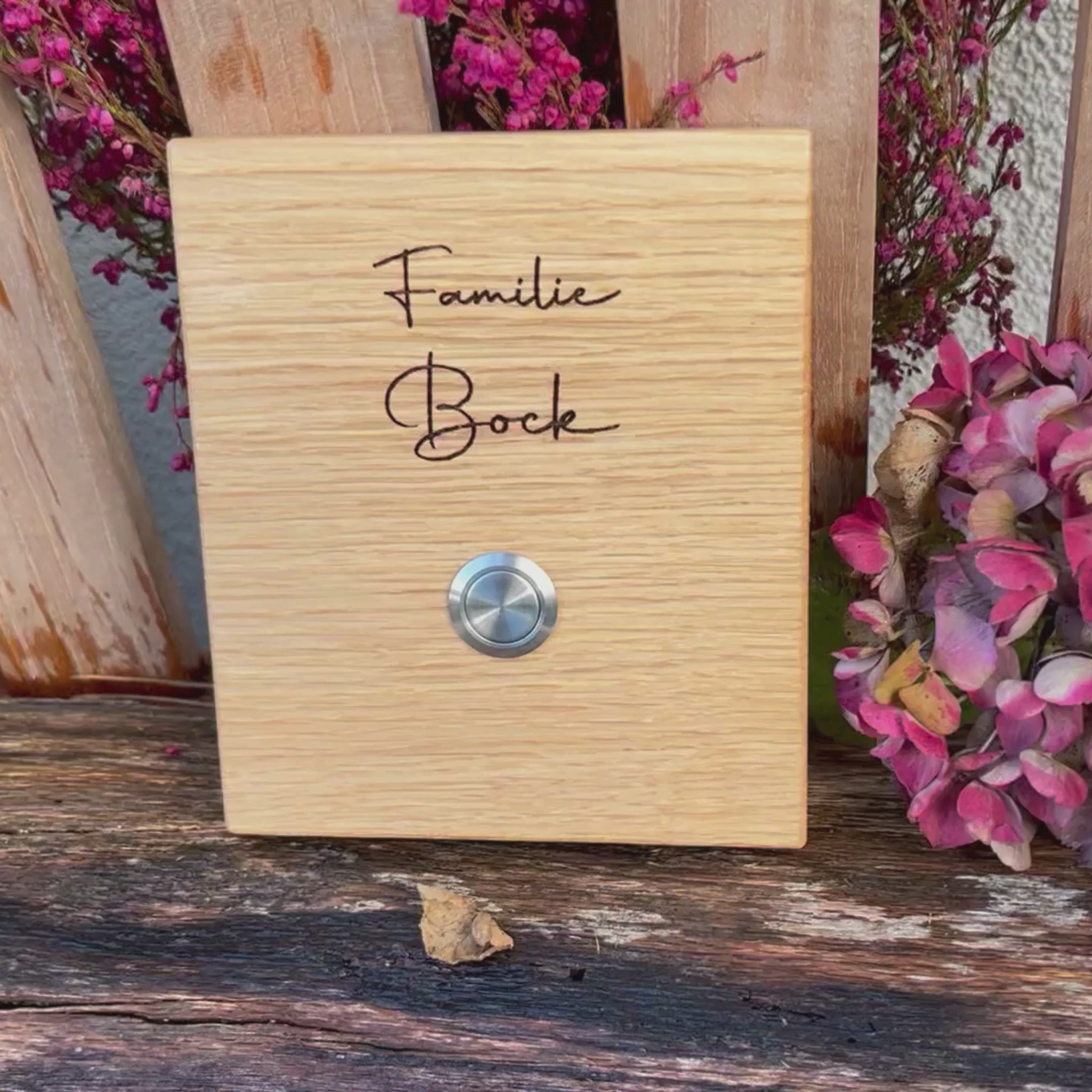Klingelschild Motiv Lämmerschmidt aus edler Eiche mit Edelstahl Taster unbeleuchtet oder mit weißem LED-Licht oder schwarz-Aluminium-Taster in der Größe 12 x 14 cm oder 14 x 25 cm. Name wird per Laser in das Holz graviert. Schöne Handschrift in Schreibschrift. Hier ein Beispiel in 3D